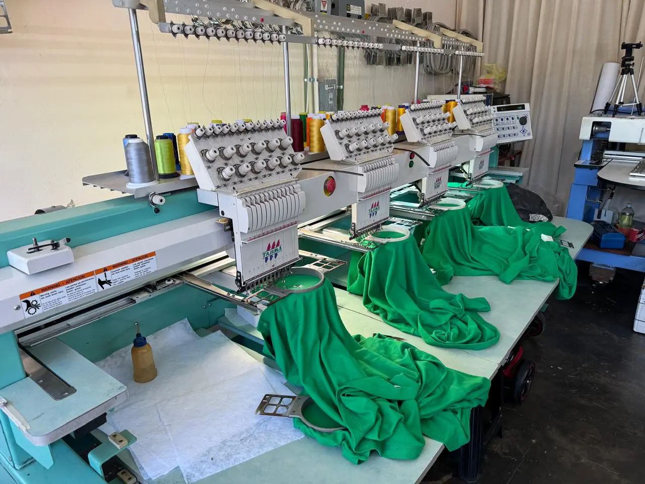 Máquina bordadora industrial en operación — taller Bortex Juchitán